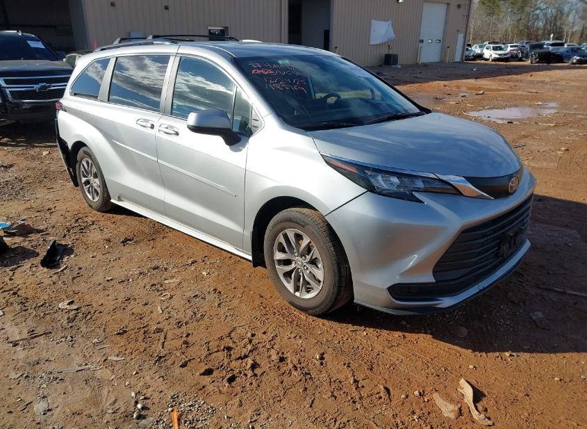 2025 TOYOTA SIENNA LE photo