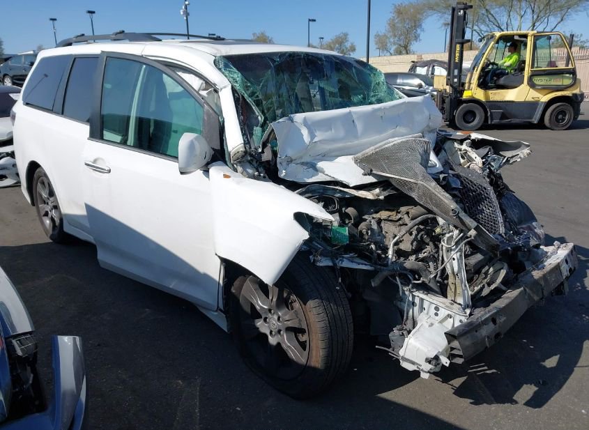 2016 TOYOTA SIENNA SE 8 PASSENGER photo
