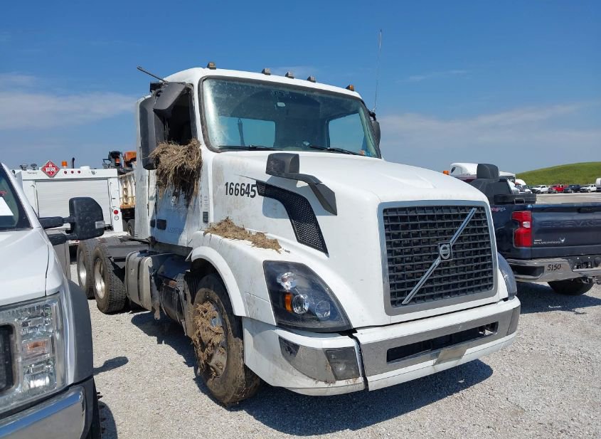2018 VOLVO VNL photo