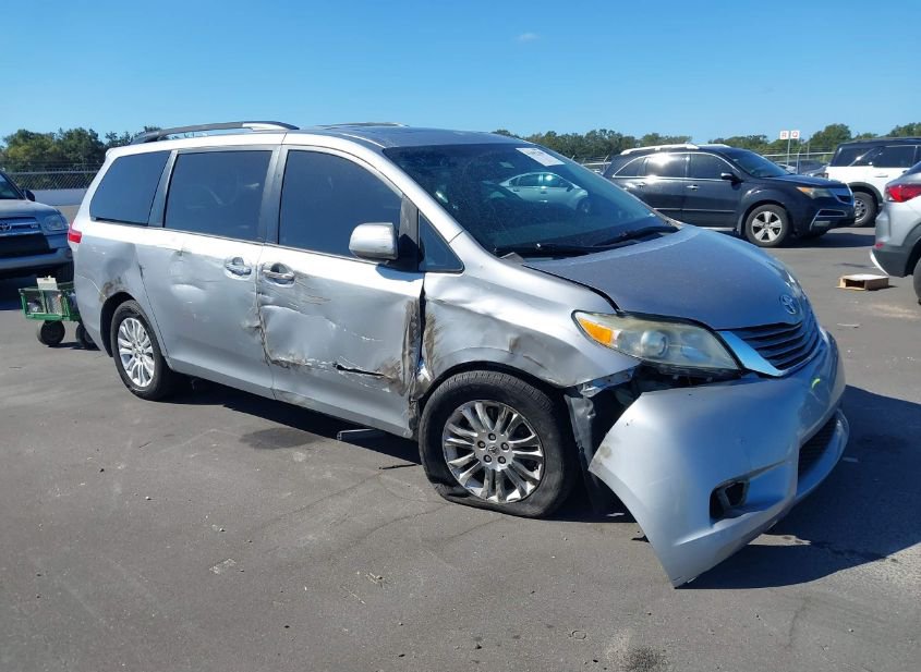 2014 TOYOTA SIENNA XLE V6 8 PASSENGER photo