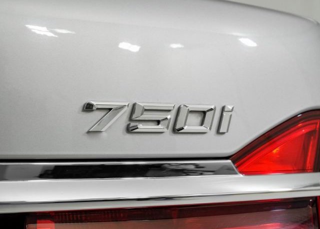 2018 BMW 7 SERIES VIN: WBA7F0C57JGM23653