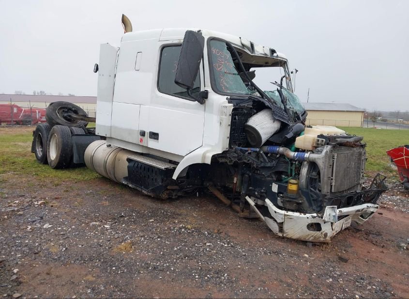 2017 VOLVO VNM photo