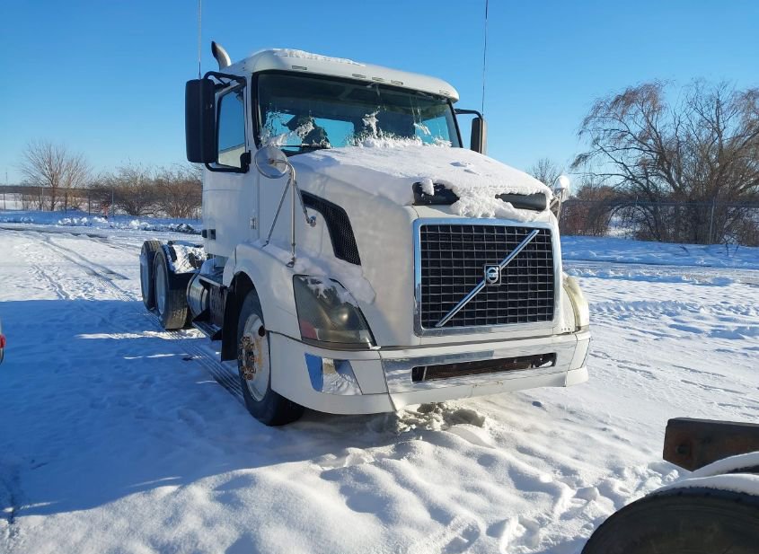 2010 VOLVO VN VNL photo
