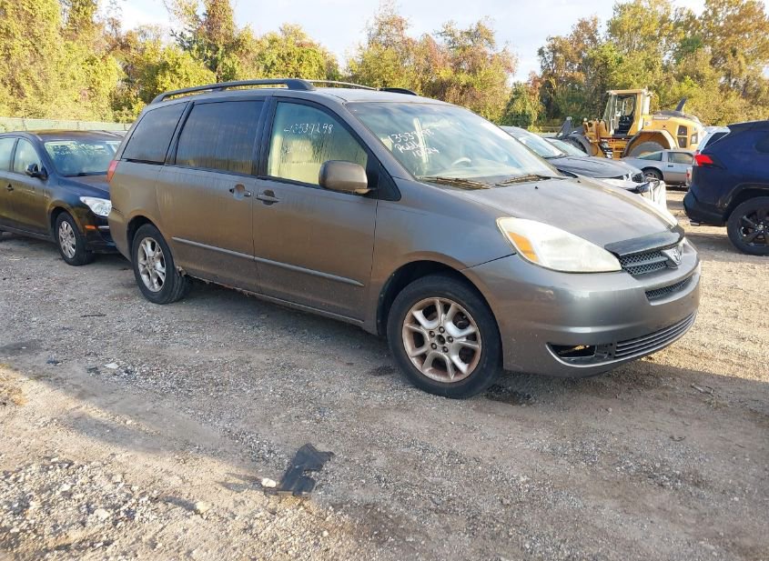 2004 TOYOTA SIENNA LE photo