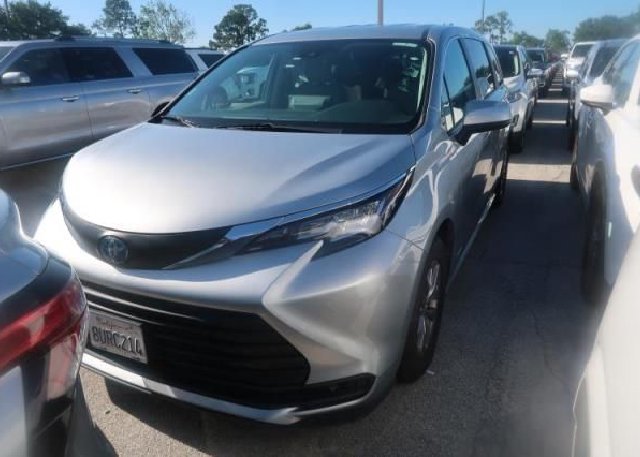 2021 TOYOTA SIENNA (VIN: 5TDKRKEC1MS018572)