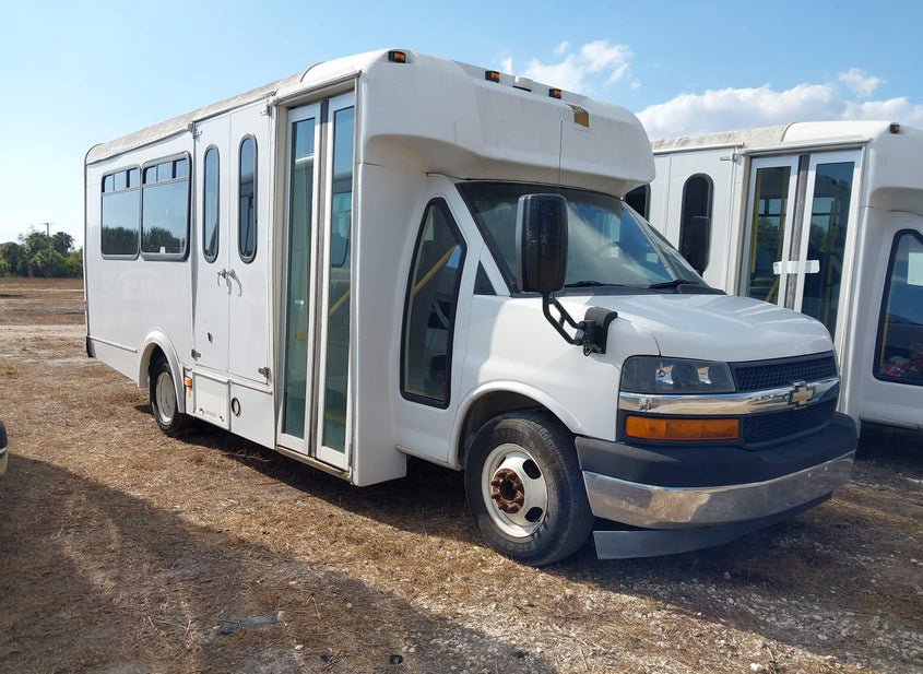 2017 Chevrolet Express Cutaway photo