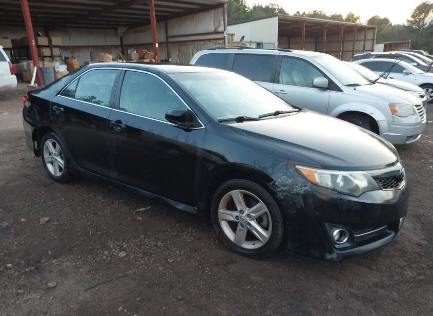 2014 TOYOTA CAMRY SE photo