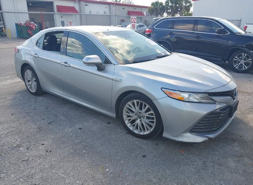 2018 TOYOTA CAMRY HYBRID XLE photo