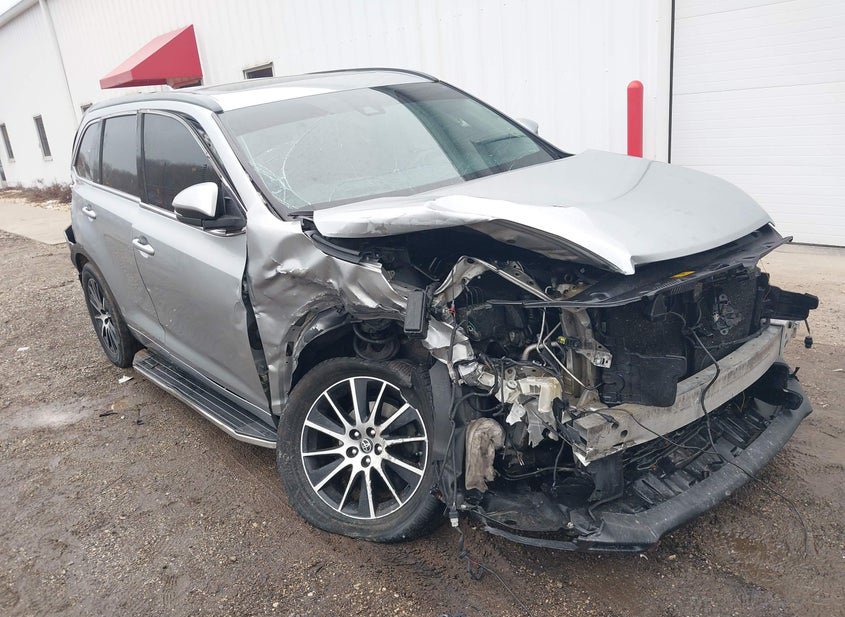 2017 TOYOTA HIGHLANDER SE photo