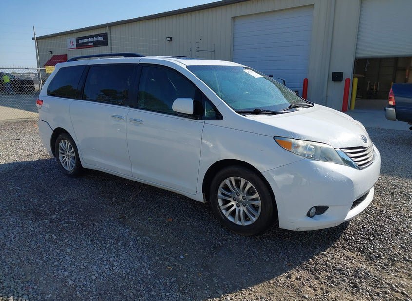 2013 TOYOTA SIENNA XLE V6 8 PASSENGER photo