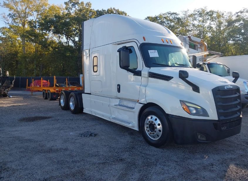 2018 FREIGHTLINER NEW CASCADIA 126 photo