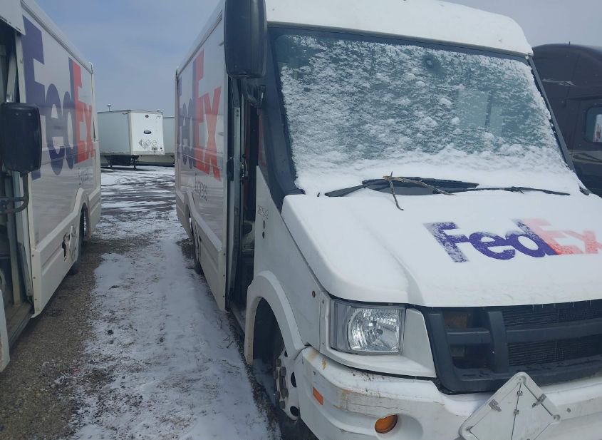 2013 ISUZU COMMERCIAL VAN photo