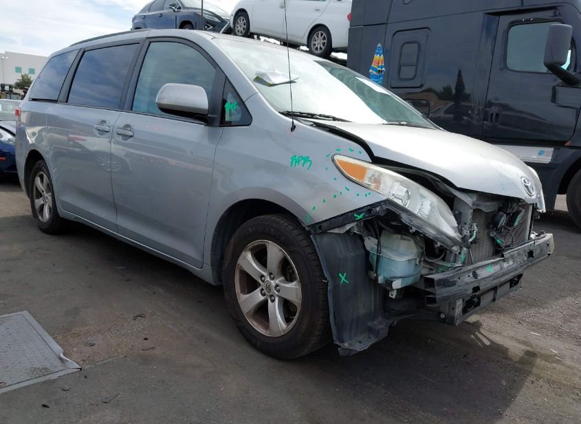 2013 TOYOTA SIENNA LE V6 8 PASSENGER photo