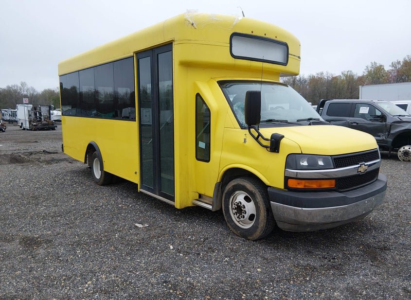 2015 Chevrolet Express Cutaway photo