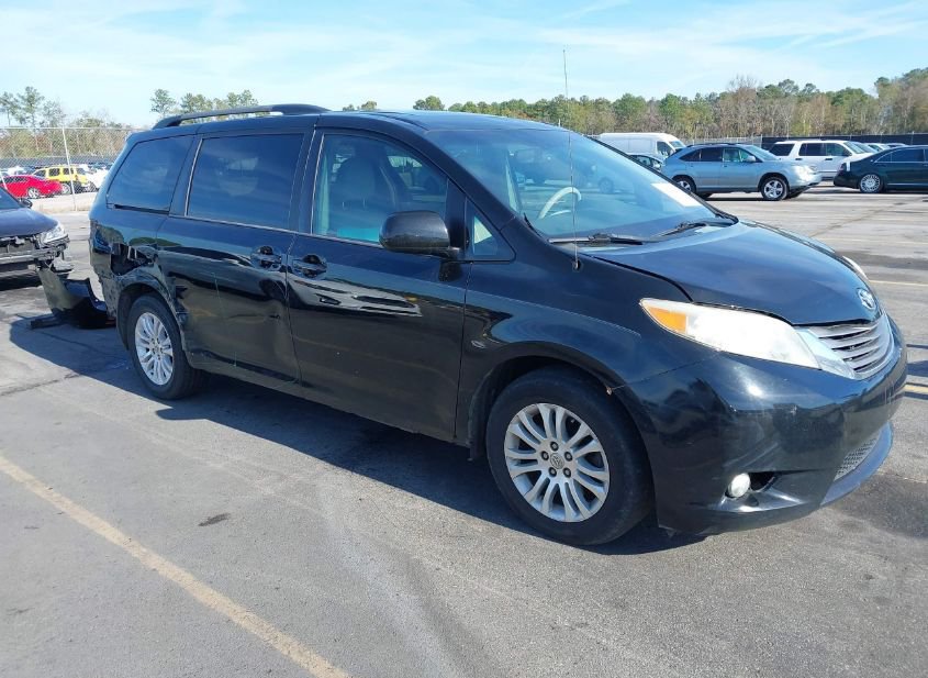 2013 TOYOTA SIENNA XLE V6 8 PASSENGER photo