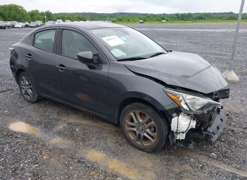 2019 TOYOTA YARIS LE photo