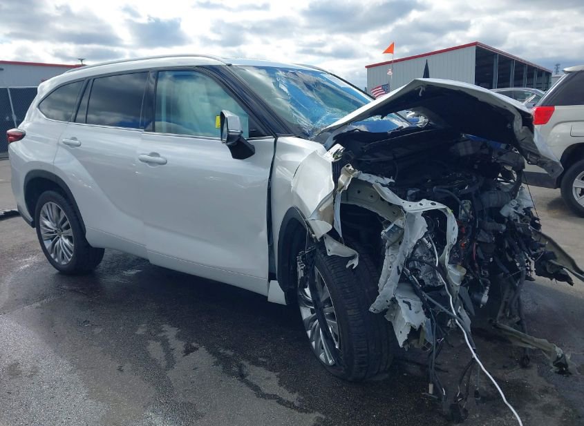 2023 TOYOTA HIGHLANDER HYBRID PLATINUM photo