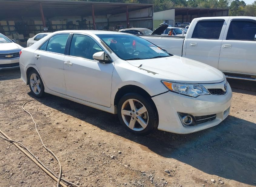 2014 TOYOTA CAMRY SE photo