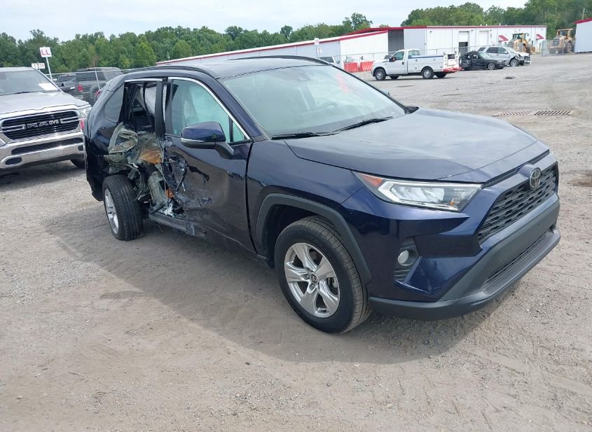 2021 TOYOTA RAV4 XLE photo