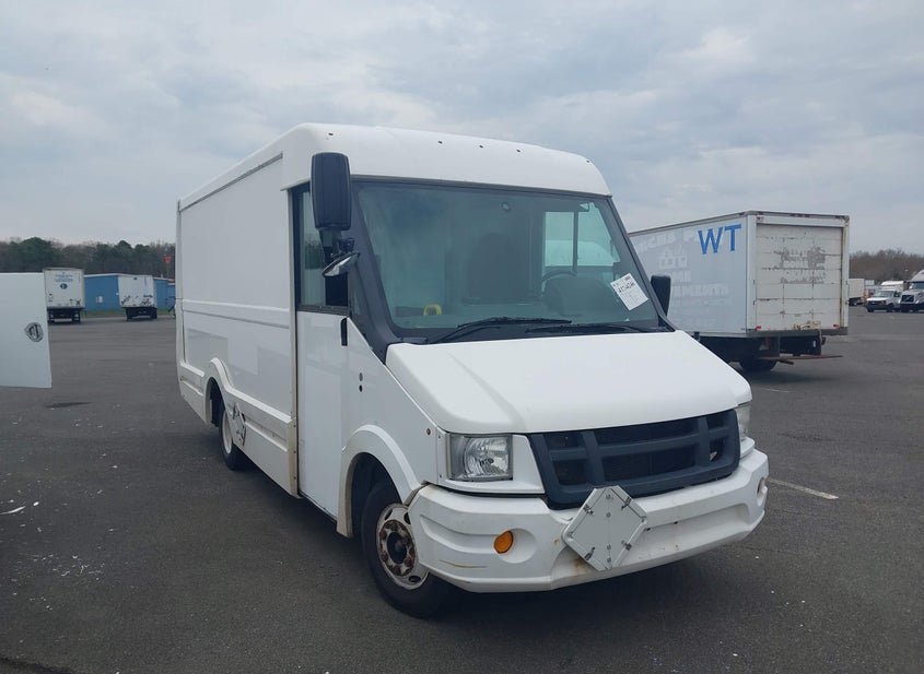 2013 Isuzu Commercial Van photo