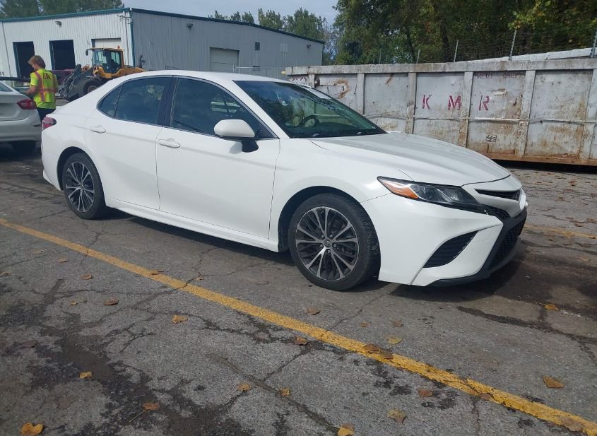 2018 TOYOTA CAMRY SE photo