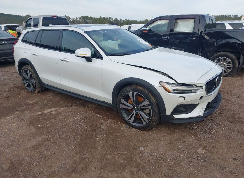 2025 VOLVO V60 CROSS COUNTRY PLUS, B5 AWD GAS (MILD HYBRID) photo