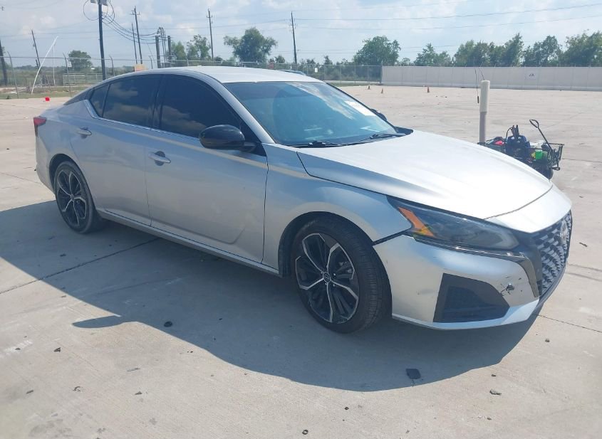 2023 NISSAN ALTIMA SR FWD photo