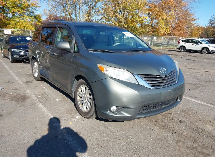 2012 TOYOTA SIENNA XLE V6 8 PASSENGER photo