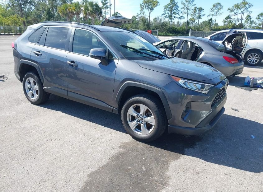 2021 TOYOTA RAV4 XLE photo