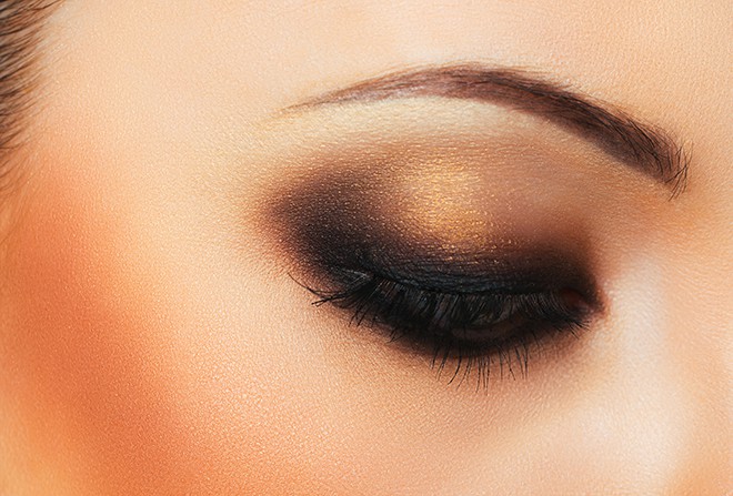 7-Cocktail-Party-Makeup-Looks-That-Compliment-Your-Dresses-smokey-eye