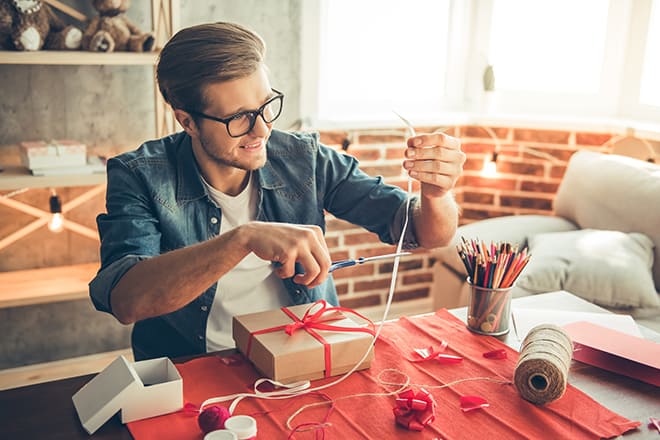 9-Personalized-Birthday-Gifts-That-People-Actually-Use-in-2019-man-wrapping-present