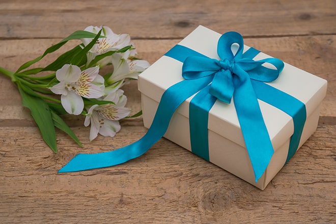 9-Personalized-Birthday-Gifts-That-People-Actually-Use-in-2019-present-and-flowers