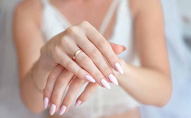 How-to-Perfect-Your-Professional-Look-business-woman-minimal-jewelry