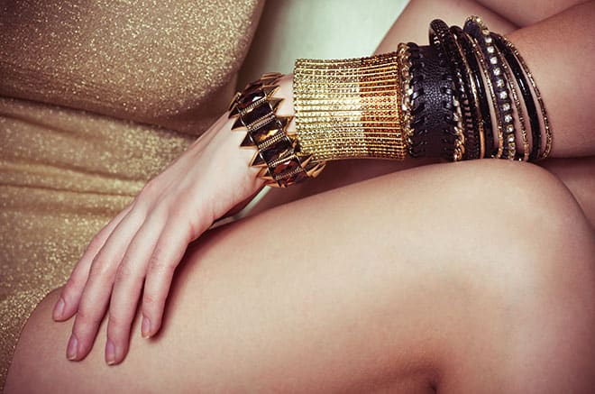 How-to-Choose-The-Best-Jewelry-For-Your-Skin-Tone-matching-jewelry-and-dress
