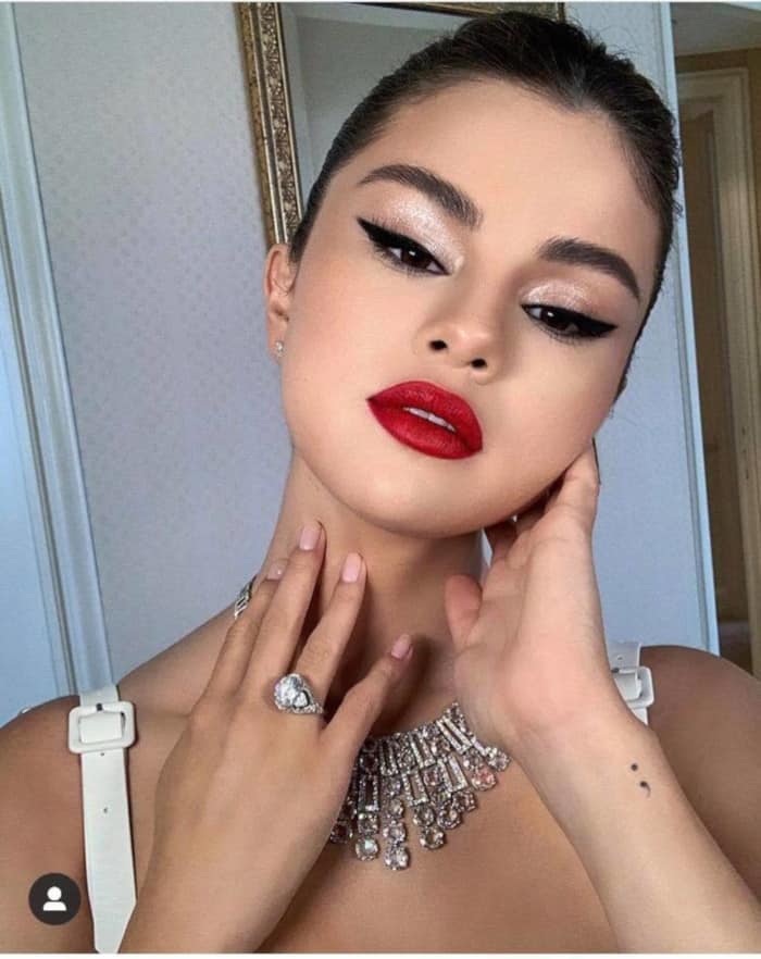 The Sexiest Celebrity Makeup Looks To Copy This Summer selena gomez eyeliner and red lip