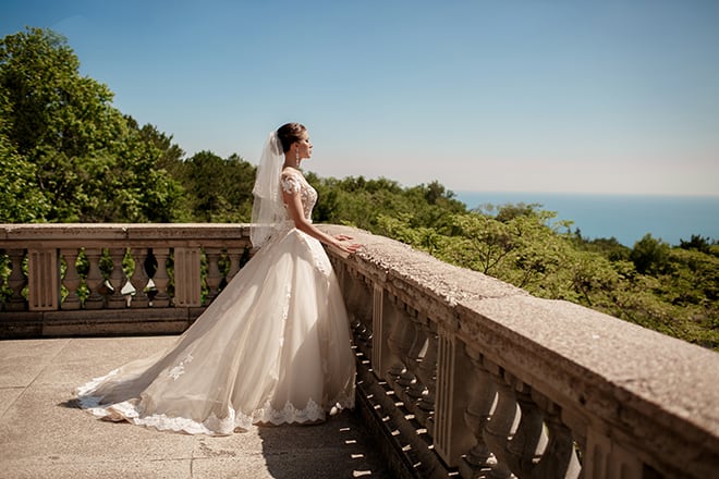 Tips-to-Help-You-Choose-the-Best-Wedding-Location-bride-overlooking-the-water