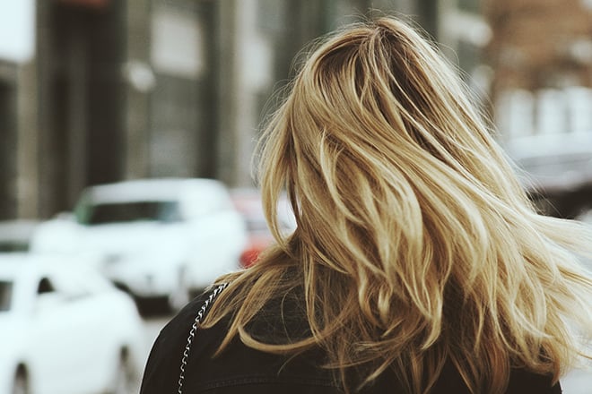 how-to-look-effortlessly-cute-while-traveling-hair-care