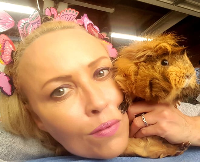 saskia-chiesa-guinea-pig-rescue-saskia-with-guinea-pigs-viva-glam-magazine-2