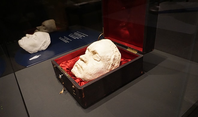interesting-facts-you-dont-konw-about-beethoven-viva-glam-beethoven-face-mold-with-pock-mark